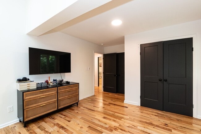 Building Photo - Ultra Modern Three Bedroom Home!