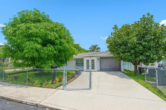 Primary Photo - 1733 Sunset Ave