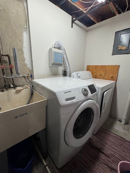 Laundry room - 2924 Coho St