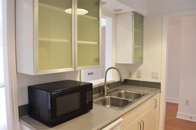 Building Photo - 2425 Underwood St