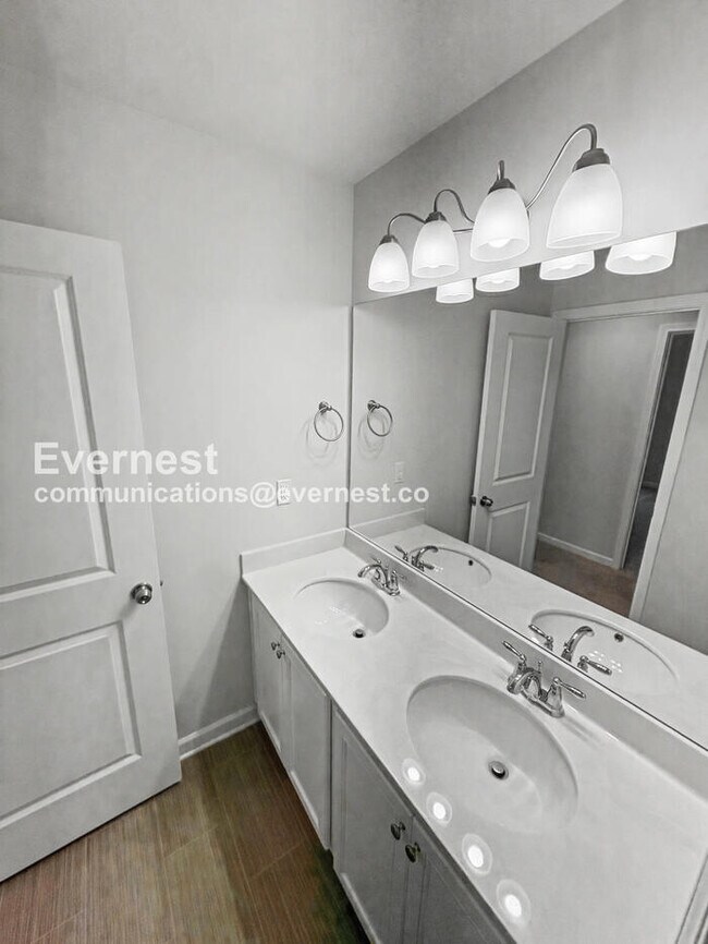 Building Photo - Limited Time Special Offer / 4-Bed, 3.5-Bath Home with Attached Garage / Pet-Friendly / Vouchers ...