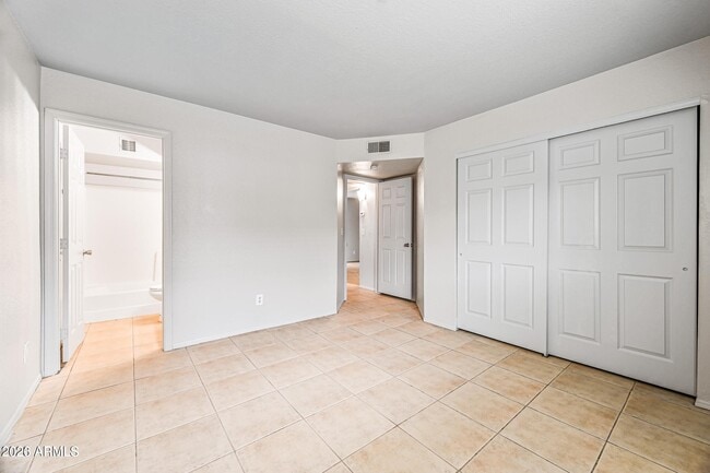 Building Photo - 1560 W Sahuaro Dr