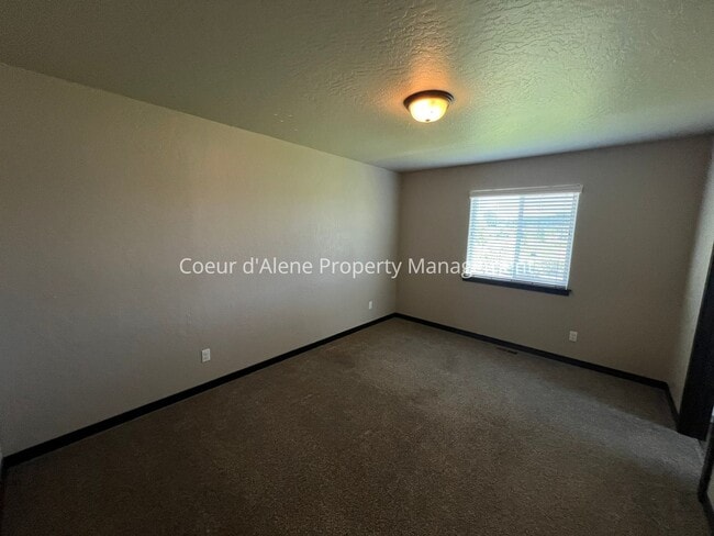 Building Photo - 3 bed house behind Crown Pointe Park!