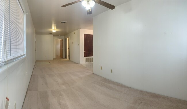 Building Photo - 1120 N Oak St