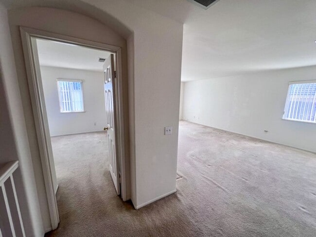 Building Photo - Large 4 bedroom Murrieta home with a loft ...