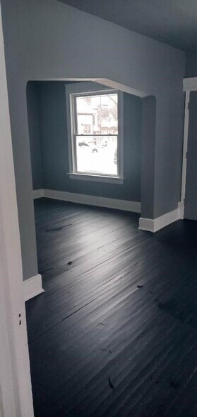 Building Photo - 1327 W Albany Pl