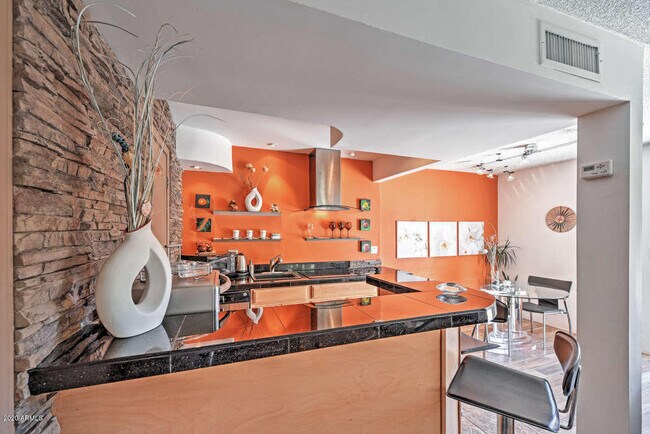 Building Photo - 808 E Cochise Dr