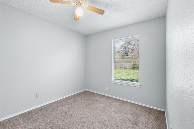 Building Photo - 6002 Parkwood Dr