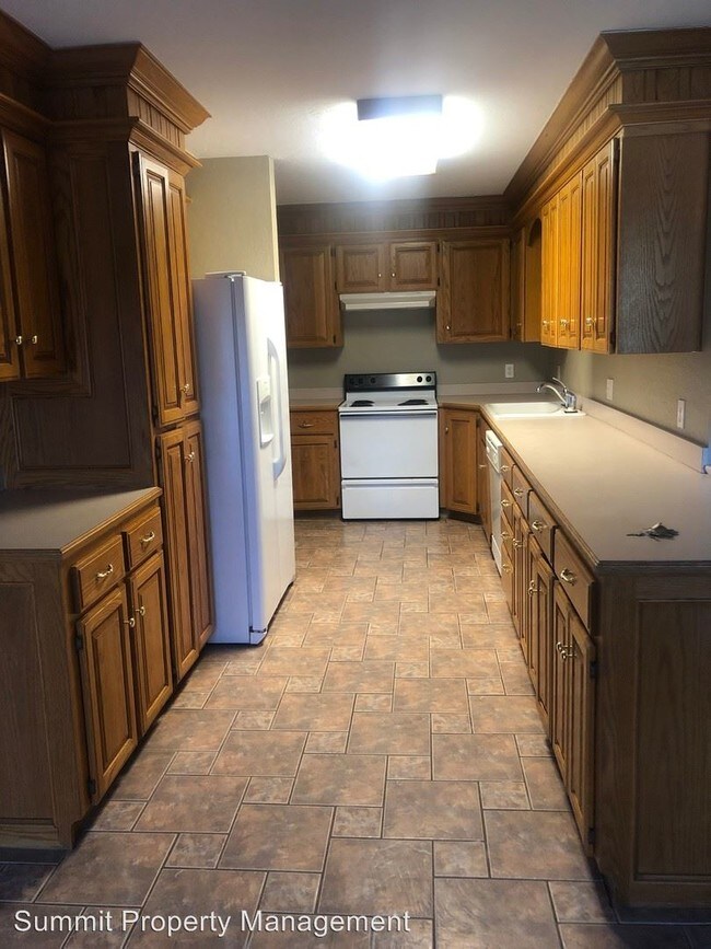 Building Photo - 522-524 E Rogers Dr