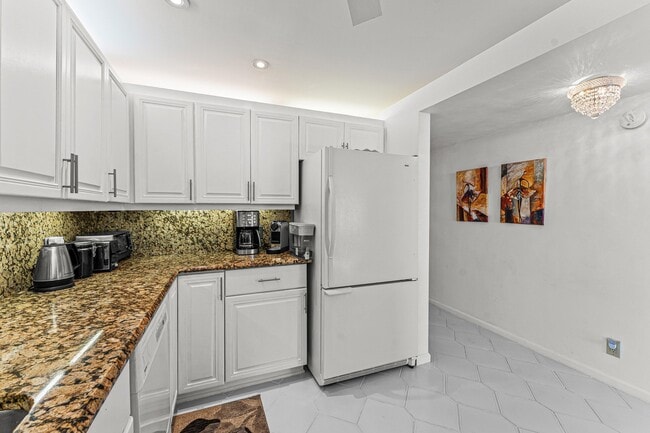 Building Photo - 5420 N Ocean Dr