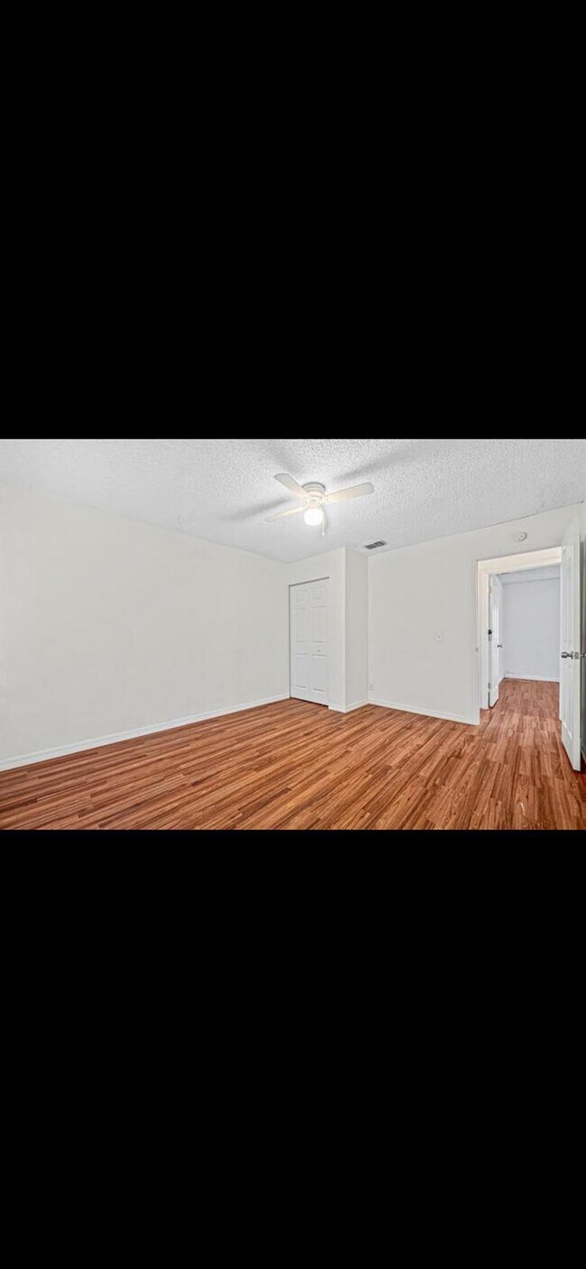 Building Photo - 9227 Green Meadows Way