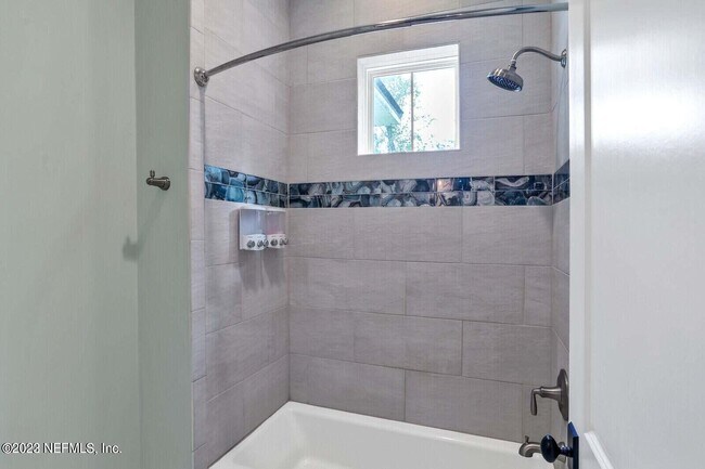Building Photo - 168 Hickory Hill Dr