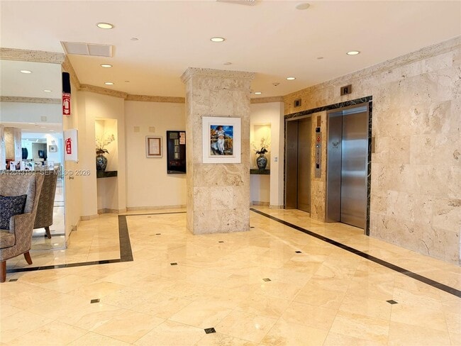 Building Photo - 2625 Collins Ave