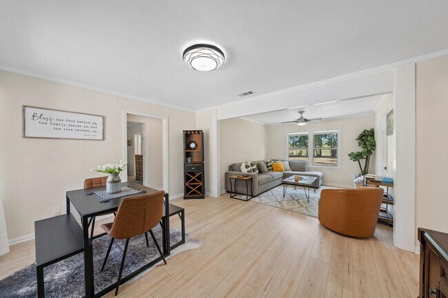 Building Photo - Updated Baylor Bubble Home