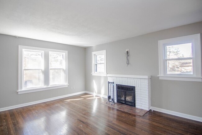 Building Photo - Beautiful 3-Bedroom Home with Natural Ligh...