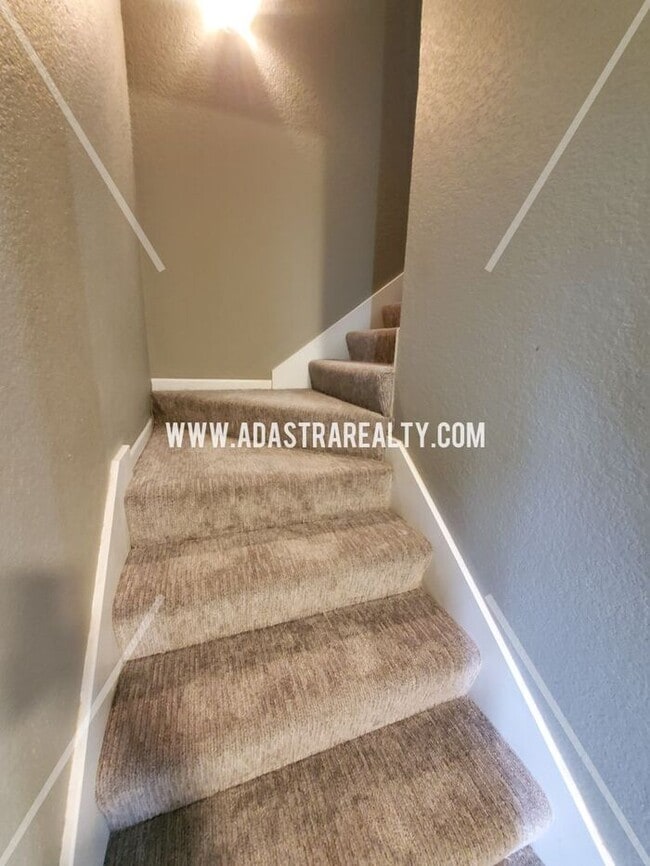 Building Photo - Spacious Townhome in Piper School District...