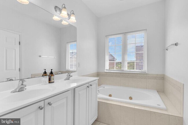 Building Photo - 2104 Abbottsbury Way