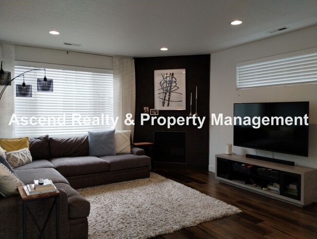 Building Photo - Like New 4 Bed Beauty Full Bed & Bath on M...