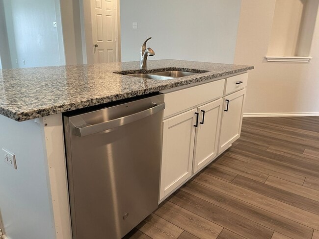 Building Photo - Available Now | Modern Single-Story 3 Bed, 2 Bath | Separate Office/Den | Big Yard | Pet Restrict...