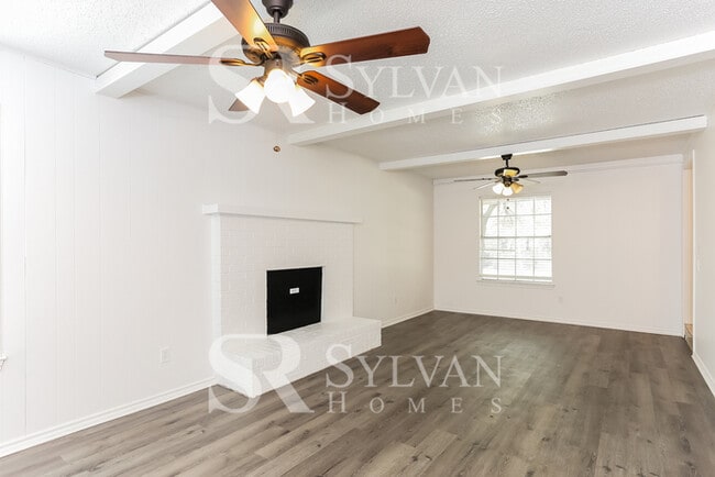 Building Photo - Feel welcome and comfortable in this spacious 3BR 2.5BA