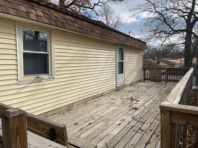 Building Photo - HUGE 3 Bed/2 Bath Home with your own private workshop + oversized garage