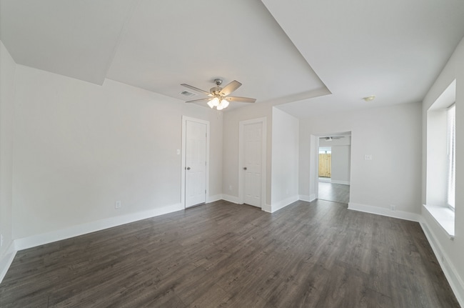 Building Photo - 1627 W Mariposa Dr