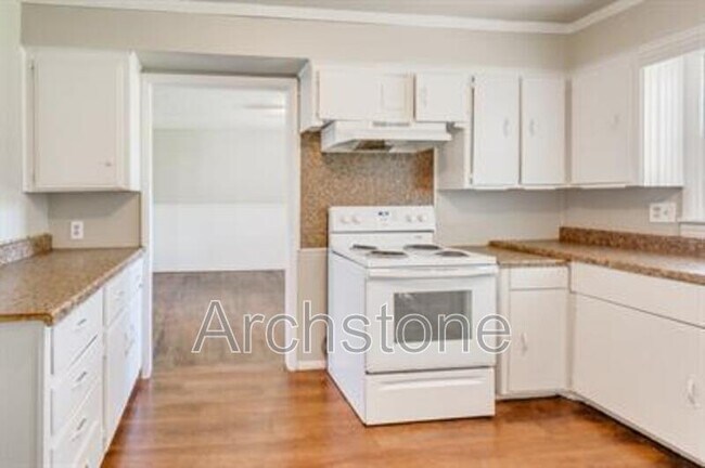 Building Photo - 724 General Senter Dr