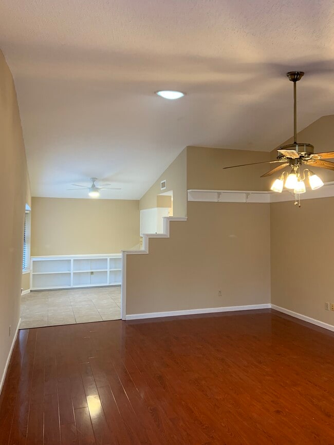 Building Photo - 2501 Majestic Dr