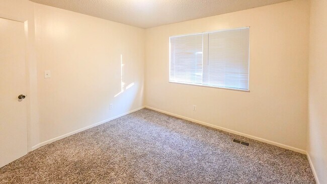 Building Photo - 1001 Flanders Ln NW