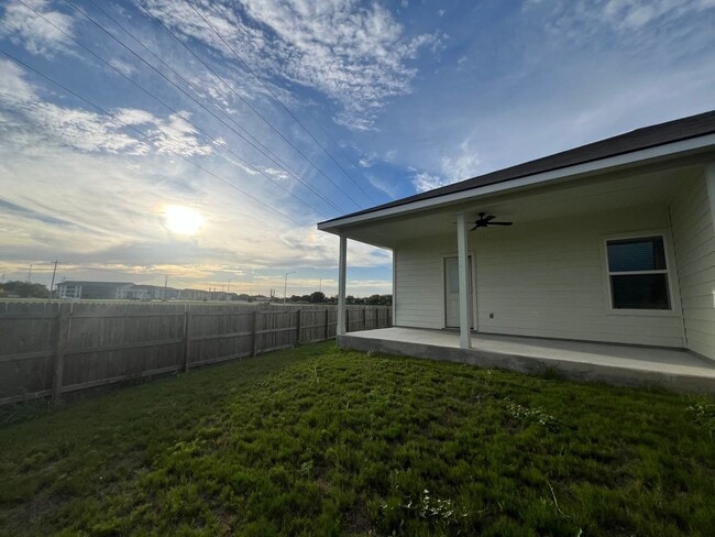 Building Photo - Luxury 3/2 Duplex in Seguin, Texas