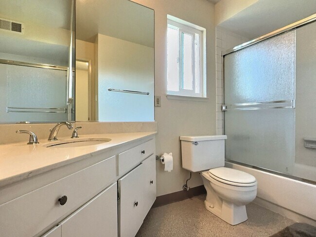 Building Photo - 3BD/2BA Tri-Level Updated Home & Walkable ...