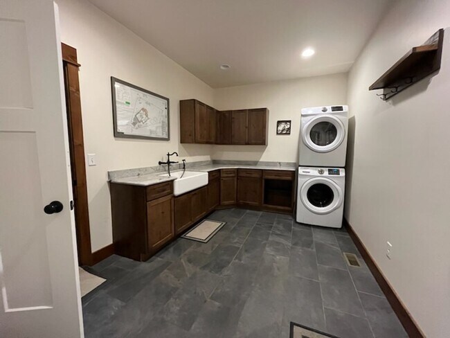 Building Photo - 4 Bedroom Home for Rent in West Bozeman! W...
