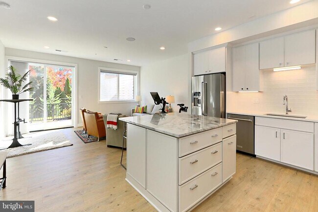 Building Photo - 635 Slaters Ln