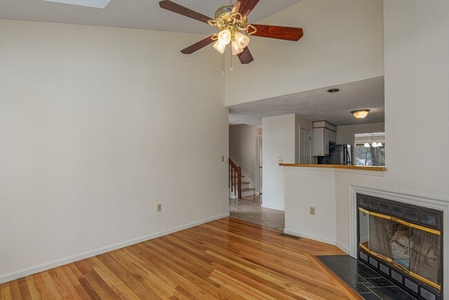 Building Photo - 13 Iris Way