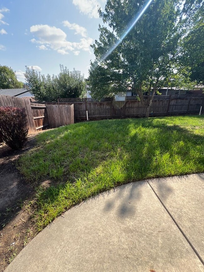 Building Photo - 2BD/2BATH - BEAUTIFUL NORTHWEST HOME W/2 C...