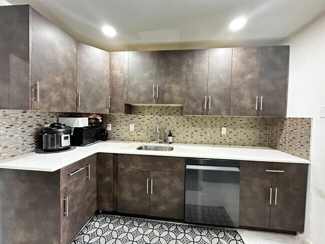 Building Photo - 107 Thoreau Dr