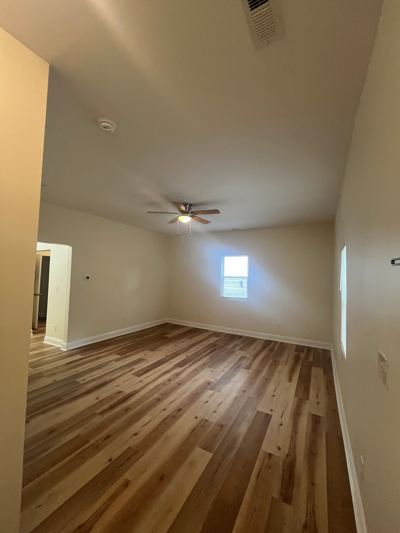 Living room - 405 Maplewood Ave NE
