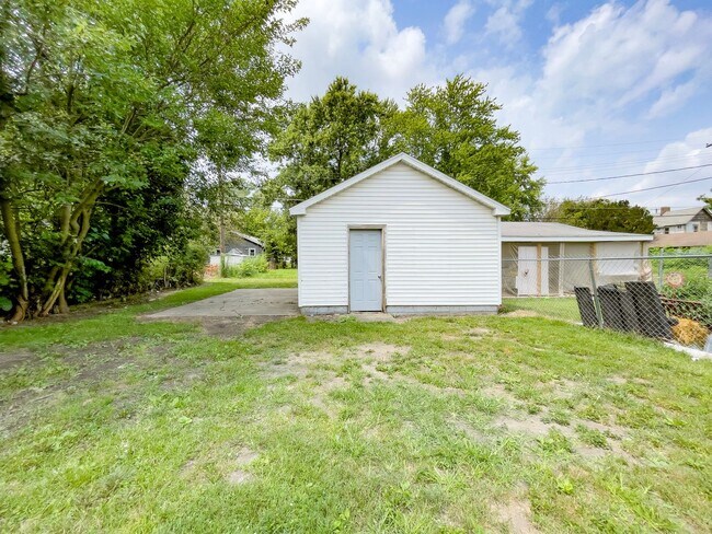 Building Photo - *AVAILABLE NOW!* Cozy Three Bedroom Home!