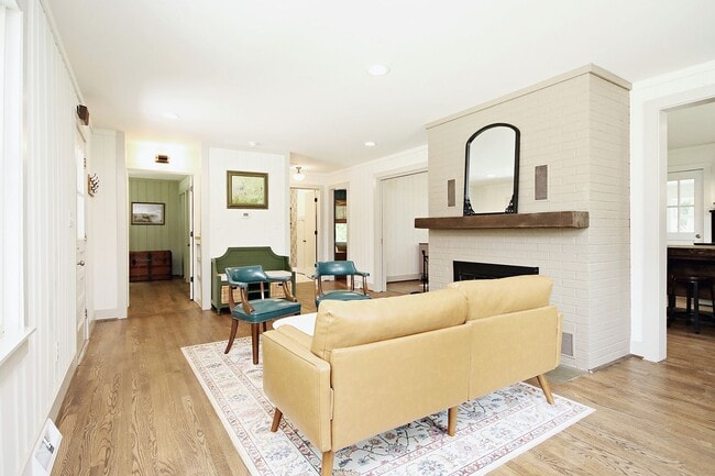 Building Photo - Updated Keswick Cottage on Over 7 Acres