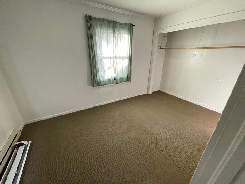 Building Photo - 390 W 19th Ave