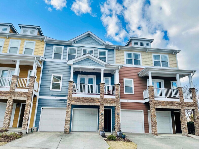 Primary Photo - 876 Queen City Cres