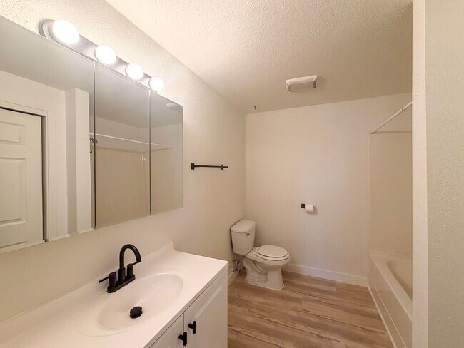 Building Photo - 4507-4517-4517 Boulder Dr SE