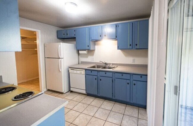 Building Photo - Cute 2 Bedroom East Sparks Townhouse