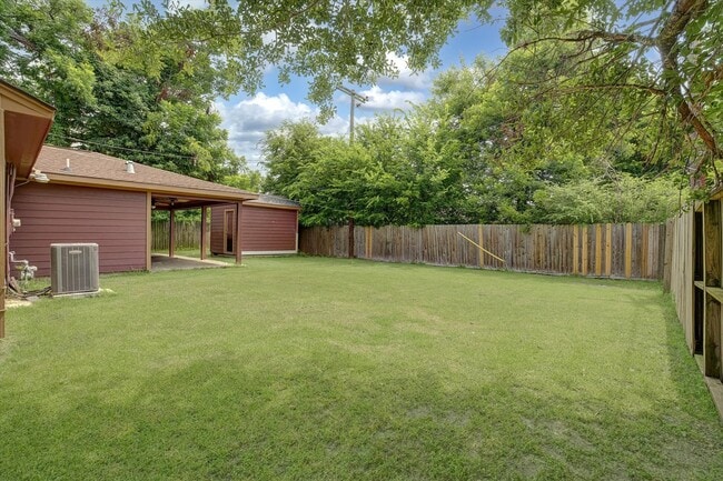 Building Photo - 8159 Glenhollow Dr