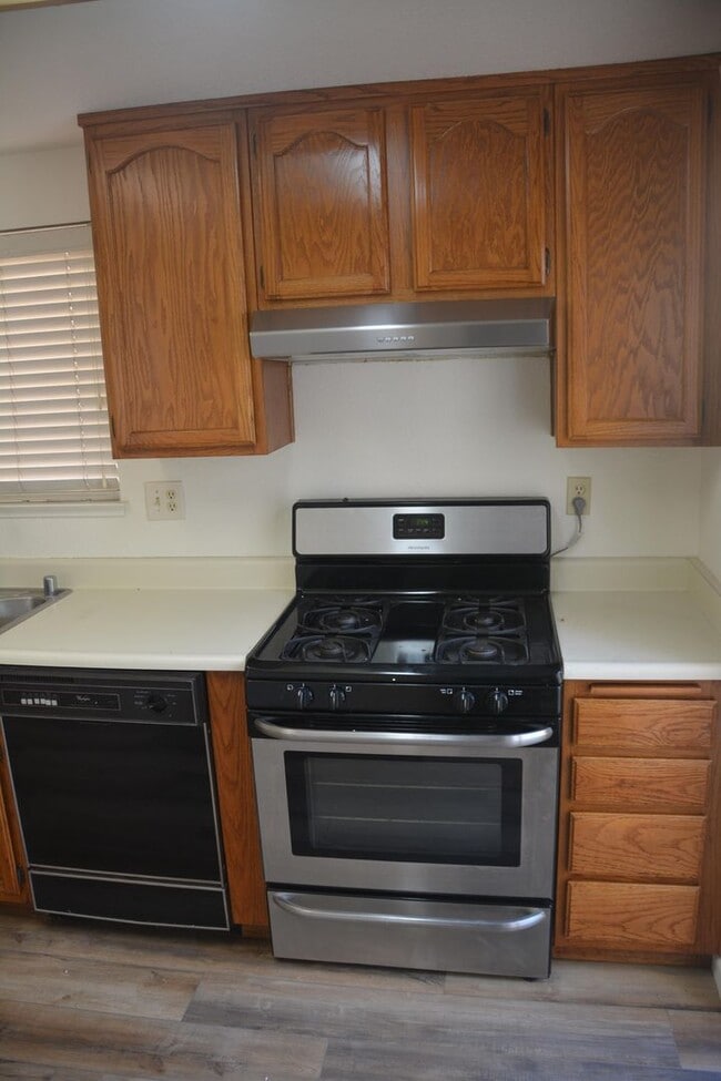 Building Photo - Hillcrest area 2 bedroom, 2 bath with 2 ca...