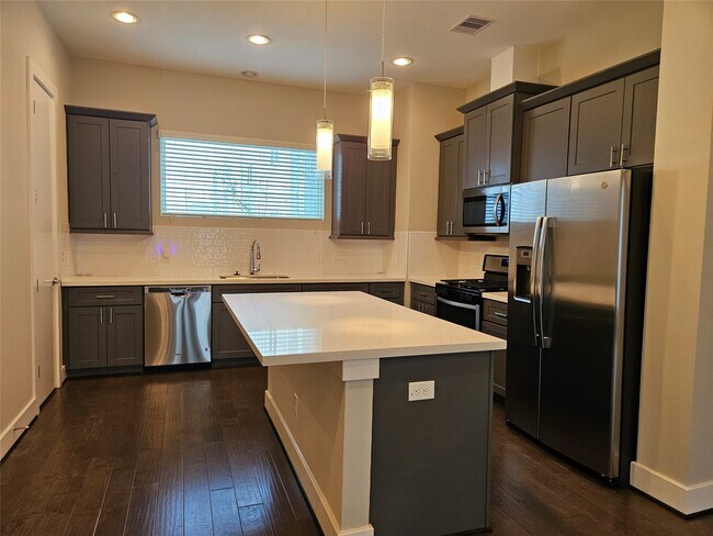 Building Photo - 2621 Hutchins St