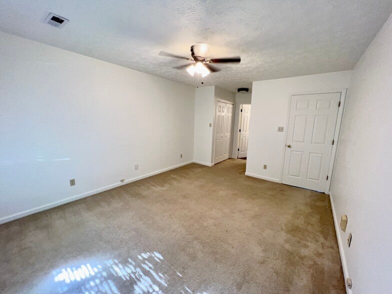 Building Photo - 717 Shady Springs Ln