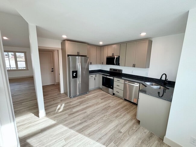 Building Photo - Newly Remodeled Home in the Heart of MHK!