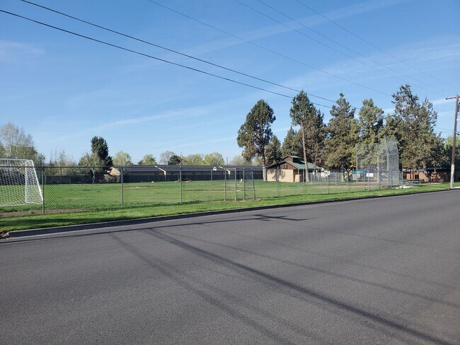 Building Photo - 1545 SW Kalama Ave