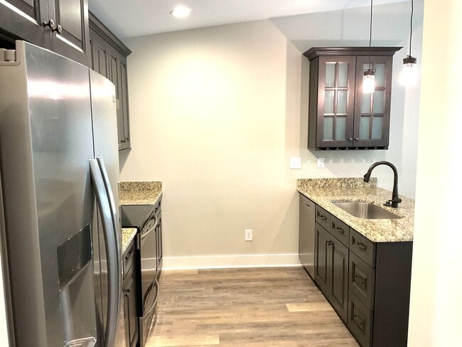 Building Photo - Court Square Town Home Duplex Apartment with Attached Garage